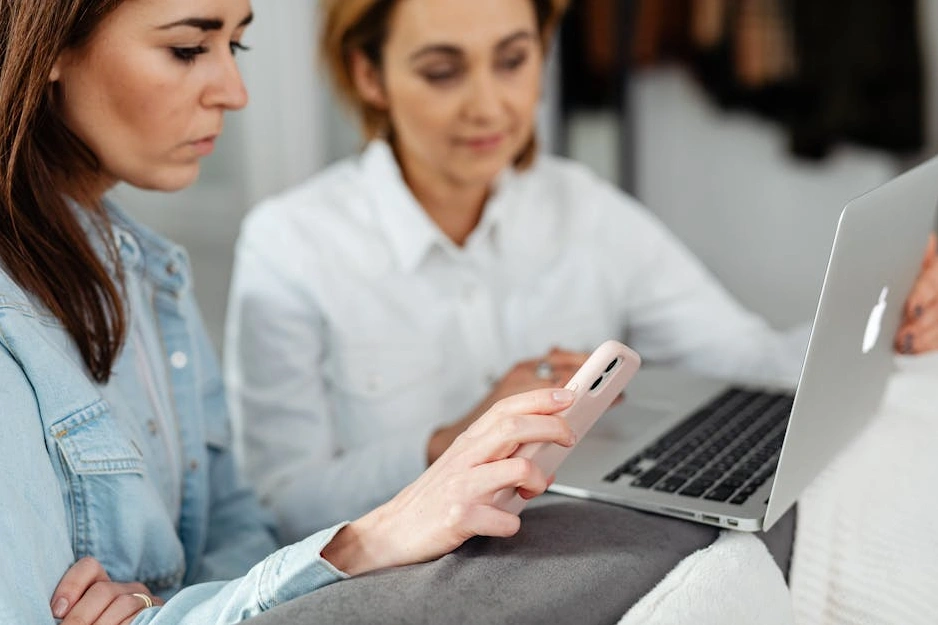 Moderno ufficio high-tech con persone che collaborano